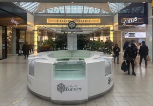 Photo d’un kiosque d’information de la Ville de Burnaby à l’intérieur du centre commercial Metrotown. 