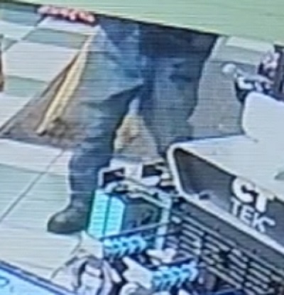 Photo du suspect dont on voit le bas du corps et qui porte un jean bleu et des bottes foncées.