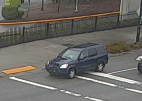 Photo prise par une caméra de surveillance et montrant le véhicule suspect, soit un Honda CR-V gris foncé
