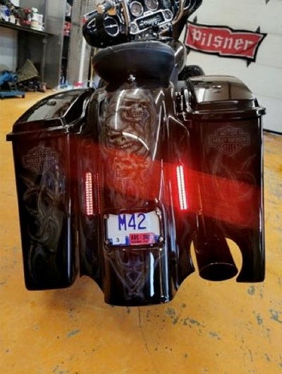 Arrière de la Harley avec crânes et bois peints à l’aérographe, et plaque d’immatriculation « M42 » de la Colombie-Britannique.