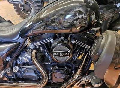 Réservoir d’essence de la Harley peint à l’aérographe.
