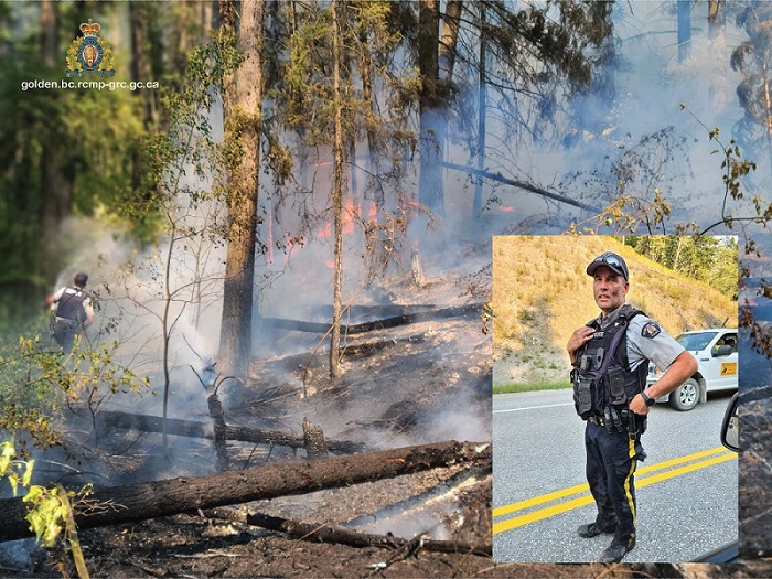 À gauche : Le gendarme Mark Tataryn dirige une lance à eau vers un feu de forêt actif. À droite : Le gendarme Tataryn après que les services d’incendie ont pris le relais pour lutter contre l’incendie.