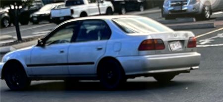 Description du véhicule : Honda Civic grise à quatre portes, ancien modèle. 
