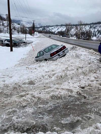 A vehicle gets stuck in snowy road near Trail, BC