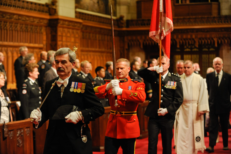 Photo du s.é.-m. Déziel comme porteur de l’épée lors de l’investiture nationale de l’Ordre de Saint-Jean au Sénat d’Ottawa. 