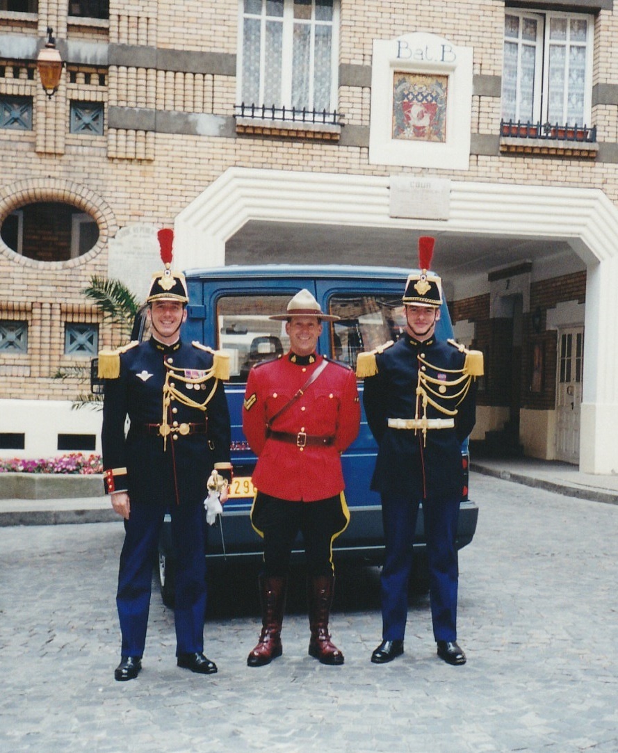 Photo du s.é.-m. Déziel avec les gardes de la République française à Paris.